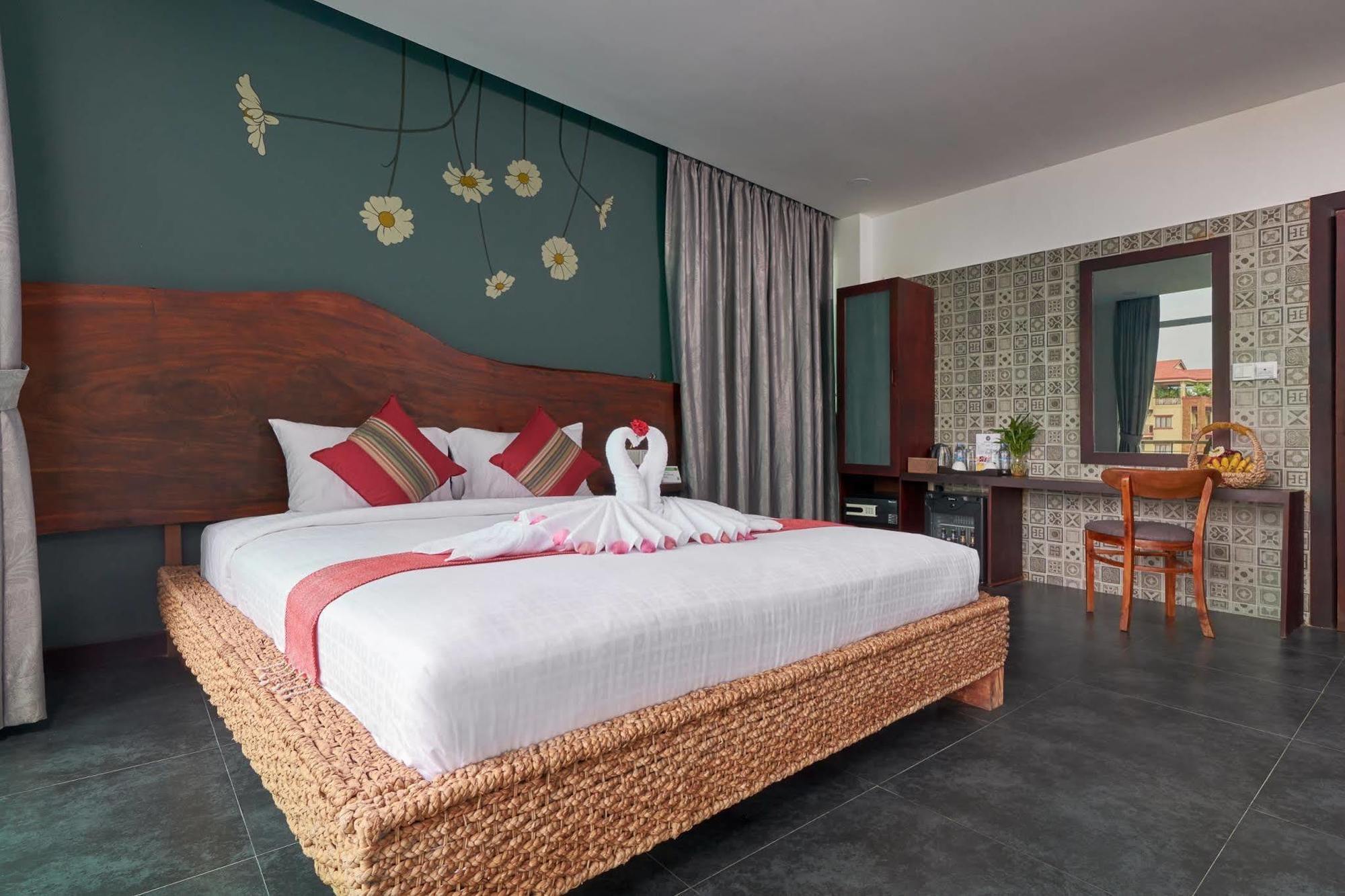 Monsoon Bassac Hotel Phnom Penh Exterior foto